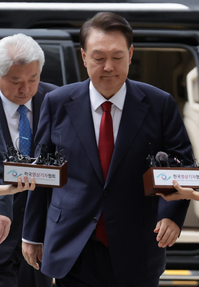 12·3 비상계엄과 관련해 특검의 수사를 받는 윤석열 전 대통령이 두 번째 영장실질심사를 받기 위해 7월 9일 오후 서울 서초구 중앙지법으로 출석하고 있다. [사진공동취재단]