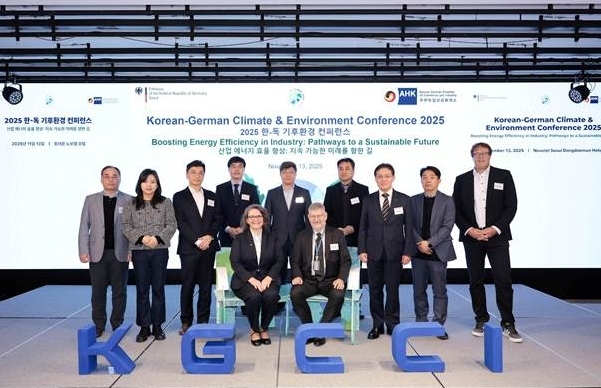 (앞줄 왼쪽부터) 마리 안토니아 폰 쉔부르크 KGCCI 대표, 외른바이써트 주한독일부대사, (뒷줄 왼쪽부터) 신성 엔지니어링 김한영 이사, 정지희 KGCCI 부이사, 그리드위즈 류준우 사장, 한국에너지기술평가원(KETEP) 임승빈 실장, 한국에너지기술연구원(KIER) 김성일 박사, 한국에너지공단 김길환 팀장, 지멘스 코리아 정하중 대표, 윌로펌프 서병철 부문장, 독일에너지청디트마그룬디히 산업무역본부장이 ‘한-독 기후 환경 컨퍼런스 2025’에서 기념촬영을 하고 있다. (사진 제공= KGCCI )