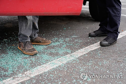 직원 얼굴 콘크리트 바닥에 짓이겨져…한국계 마트도 이민 단속 ‘아수라장’