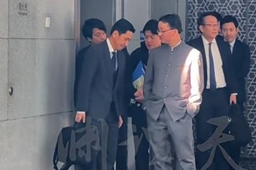 고개숙인 日·주머니에 손 넣은 中…대체 무슨 상황이길래