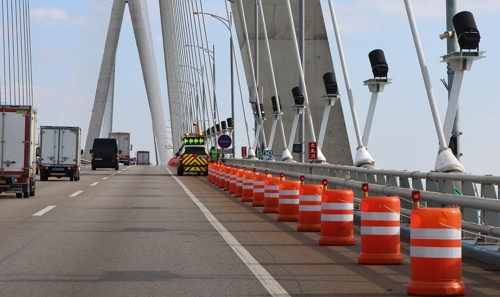 18일 인천시 중구 인천대교 갓길에 주정차 방지용 드럼통(PE드럼)이 재설치 돼 있다. 인천대교 측은 주정차 방지용 시설물이 철거된 인천대교에서 투신 사고가 잇따르자 두 달 만에 주탑 부근 양방향 3㎞(각 1.5㎞) 구간 갓길에 플라스틱 드럼통 600여개를 재설치 했다.  [연합뉴스]