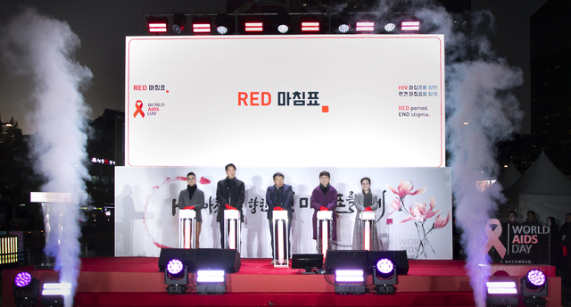 왼쪽부터 공공소통연구소 이종혁 소장, 국립중앙의료원 감염내과 진범식 교수, KNP+ 손석수 대표, 신나는센터 김승환 상임이사, 길리어드 코리아 최재연 대표이사. 길리어드 코리아 제공