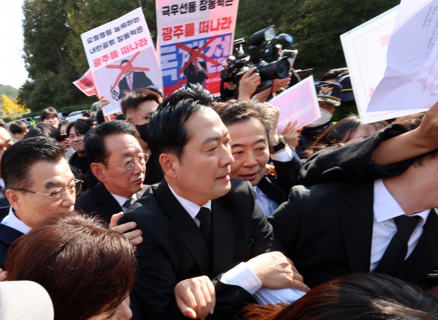 장동혁 국민의힘 대표가 지난 6일 광주 북구 국립5·18민주묘지에서 참배를 시도하고 있다.   [연합뉴스]