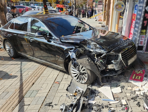 70대 운전 차량 인도로 돌진…30대 여성과 2살 딸 중상