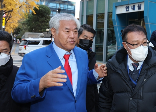 서울서부지법 폭력 난동 사태의 배후로 지목된 전광훈 사랑제일교회 목사가 18일 피의자 신분으로 서울경찰청에 출석하고 있다.   [연합뉴스]