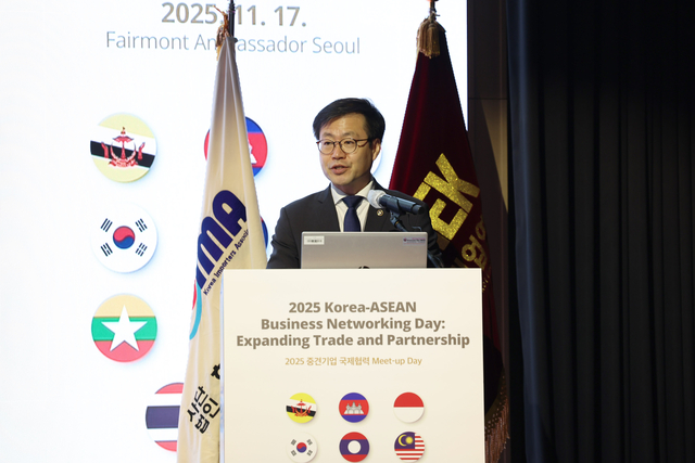 여한구 산업통상부 통상교섭본부장은 17일 서울 영등포구 페어몬트 앰버서더에서 열린 ‘2025년 중견기업 국제협력 Meet-up Day’에 참석해 환영사를 하고 있다. [산업부 제공]