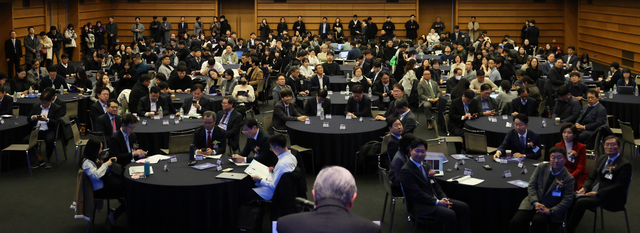 디지털타임스 미래포럼 행사장을 꽉 메운 참석자들이 18일 연사들의 발표를 경청하고 있다. 이날 포럼에는 기업 및 학계 관계자 등 500여명이 참석해 성황을 이뤘다. 박동욱기자 fufus@