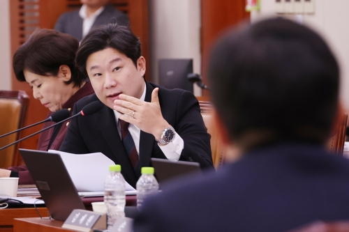 국민의힘 진종오 의원이 지난 10월 27일 서울 여의도 국회에서 열린 문화체육관광위원회의 대한체육회 등에 대한 국정감사에서 경기용 실탄 불법유통과 관련해 유승민 대한체육회장에게 질의하고 있다. [연합뉴스]