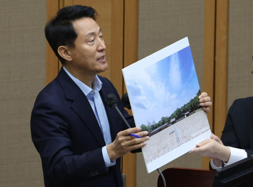 오세훈 서울시장이 18일 서울 중구 서울시의회에서 열린 제333회 정례회 시정질문에 참석, 세운4구역 재개발과 관련된 자료를 들고 질의에 답하고 있다.  [연합뉴스]