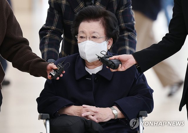 휠체어를 탄 이배용 전 국가교육위원장이 13일 서울 광화문 KT 빌딩에 마련된 김건희특검 사무실로 재출석하고 있다. 연합뉴스