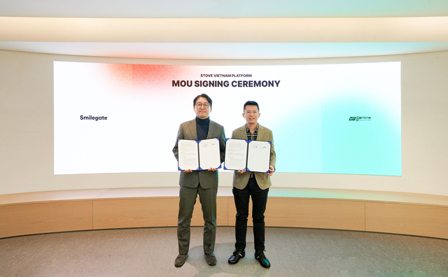 백영훈(사진 왼쪽) 스마일게이트 홀딩스 메가포트 부문 대표와 레 비엣 호아 VTCO CEO가 18일 서울시 강남구 오렌지플래닛에서 업무협약을 체결한 후 기념촬영을 하고 있다. 스마일게이트 제공