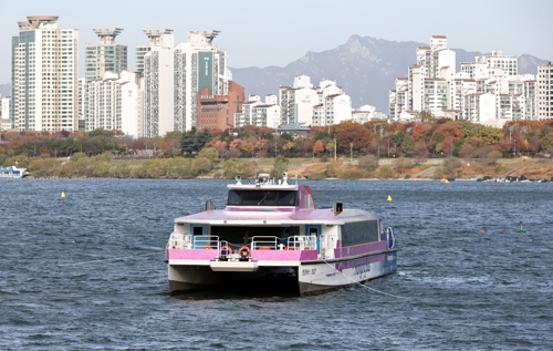17일 서울 송파구 잠실선착장 부근에 수심이 얕은 곳을 지나다 항로를 이탈하며 강바닥에 걸린 한강버스가 멈춰서 있다. [연합뉴스]