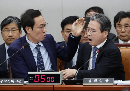 18일 서울 여의도 국회에서 열린 운영위원회 전체회의에서 김용범(오른쪽) 대통령실 정책실장이 국민의힘 김은혜 의원의 질의에 답하는 도중 언쟁을 이어가자 우상호 대통령실 정무수석이 이를 제지하고 있다. [연합뉴스]