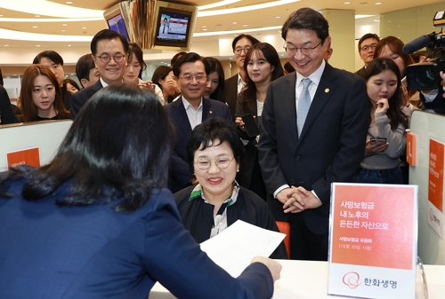 이억원 금융위원장이 지난 10월 30일 서울 중구 한화생명 시청 고객센터에서 사망보험금 유동화 출시일에 맞춰 준비상황을 점검하고 있다. [금융위원회 제공]