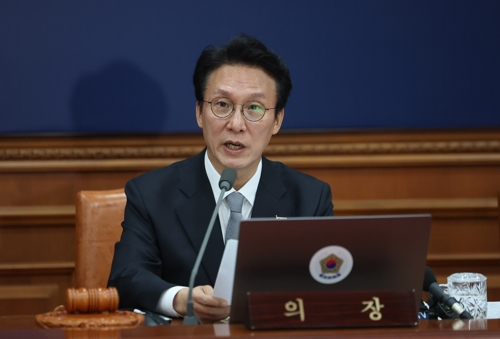 김민석 국무총리가 18일 정부서울청사에서 열린 국무회의에서 발언을 하고 있다.   [연합뉴스]