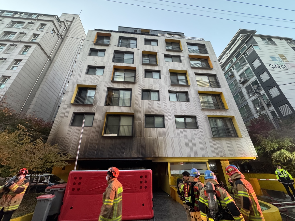 서초구 아파트 주차장 화재, 소방차 38대 투입…차량 발화 추정