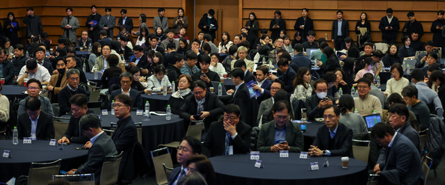 ‘디지털타임스 미래포럼-디지털리스크, ESG가 답이다’ 참석자들이 18일 서울 중구 대한상공회의소 국제회의장에서 연사들의 발표를 경청하고 있다. 박동욱기자 fufus@