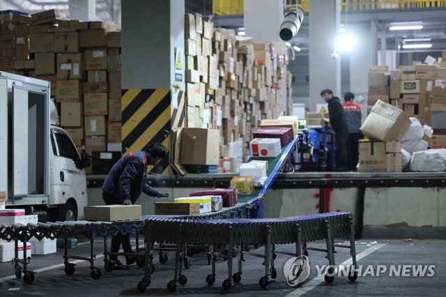 이른 새벽 택배 분류 작업이 진행되고 있다. [연합뉴스]