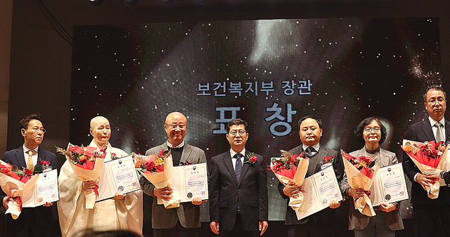 지난 11월 6일(목), ‘2025년 제14회 대한민국 나눔국민대상’ 시상식에서 보건복지부 장관 표창(물적나눔 부문)을 수상한 유해연 탑리더스 위원(사진 왼쪽에서 세 번째)이 수상자들과 함께 기념촬영을 하고 있다.