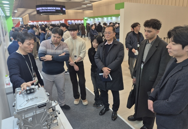 관람객들이 경기 의왕 현대모비스 기술연구소에서 진행된 ‘테크 브릿지 2025’에 참석해 50개 전동화·모듈 신기술 전시 현장과 첨단 기술을 체험하고 있다. 현대모비스 제공