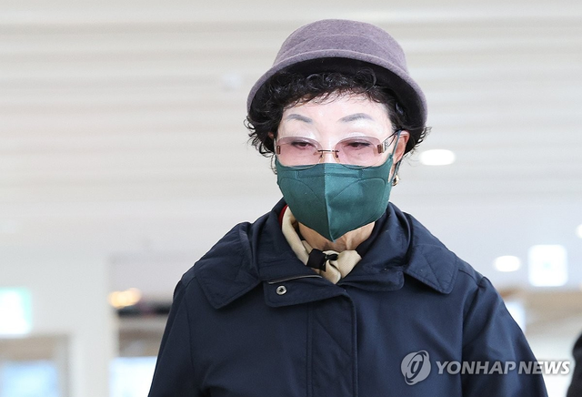 양평 공흥지구 개발 특혜 의혹과 관련해 김건희 여사의 모친 최은순씨가 4일 서울 광화문 KT 빌딩에 마련된 김건희특검 사무실에 피의자 신분으로 출석하고 있다. 연합뉴스