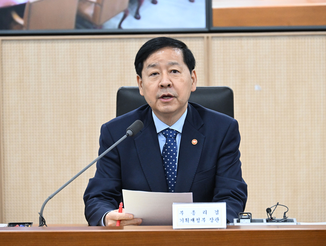 구윤철 부총리 겸 기획재정부 장관이 19일 정부세종청사에서 열린 경제관계장관회의를 주재, 모두발언을 하고 있다. [기획재정부]