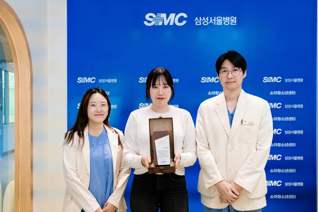 삼성서울병원에서 지난 18일 열린 후원금 전달식에 나주영(가운데) 앳홈 미닉스 BO가 병원 관계자들과 기념촬영을 하고 있다. 앳홈 제공