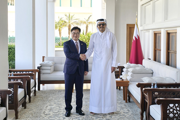 우원식 국회의장(왼쪽)과 ) 카타르 도하에서 타밈 빈 하마드 알사니 국왕이 면담을 끝낸 후 기념촬영을 하고 있다. [국회 제공]