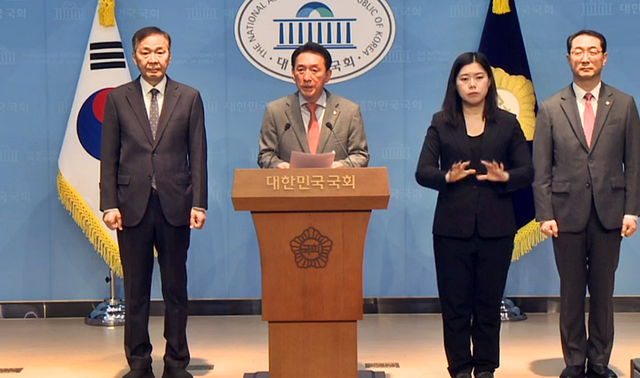 국회 외교통일위원회 소속 국민의힘 의원들이 19일 국회 소통관에서 한미 관세협상 3500억달러 대미투자에 관한 업무협약(MOU) 체결 관련 500조원 국가 부담에 대한 국회 비준동의 절차를 거치라고 촉구하고 있다. 왼쪽부터 김기웅 의원, 김석기 외통위원장, 김건 의원.<국회 의사중계시스템 영상 갈무리>