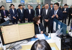 오늘부터 은행 창구에서 ‘타행 조회·이체’ 된다…고령층 접근성↑