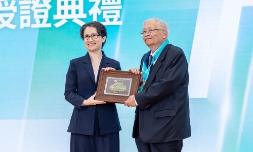 지난 9월 원사 칭호를 받은 뤄웨이런 전 대만 TSMC R&D 담당 부사장(오른쪽). 대만 총통부 캡처. 연합뉴스