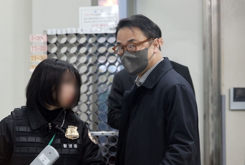 “尹부부와의 관계로 편견갖지 말라”…김건희 오빠 구속심사 결과는