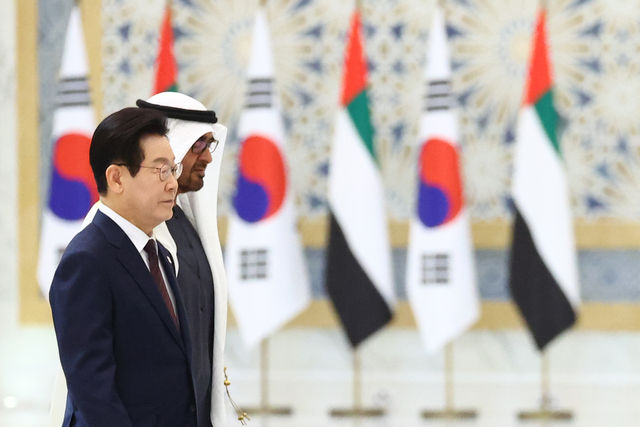 함께 걷는 한-UAE 정상. 연합뉴스