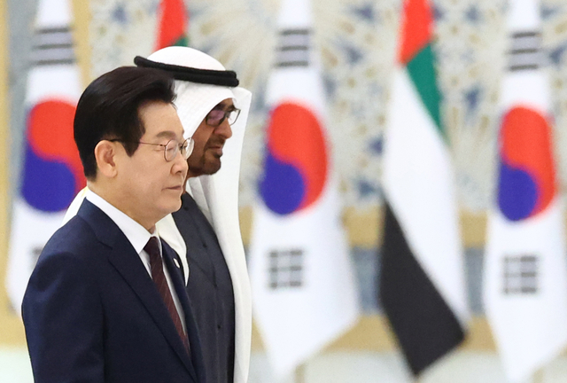 이재명 대통령이 18일(현지시간) 아랍에미리트(UAE) 아부다비 대통령궁에서 열린 국빈방문 공식 환영식에서 무함마드 빈 자이드 알 나흐얀 UAE 대통령과 이동하고 있다. [연합뉴스]