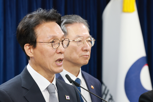 김민석 국무총리(왼쪽)가 18일 정부서울청사에서 ‘론스타 국제투자분쟁(ISDS) 취소 신청’과 관련해 긴급 브리핑하고 있다. 김 총리 오른쪽은 정성호 법무부 장관. [연합뉴스]