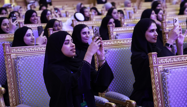 18일(현지시간) 아랍에미리트(UAE) 아부다비 대통령궁에서 이재명 대통령과 김혜경 여사가 참석한 가운데 열린 한-UAE 문화교류행사에서 현지 시민들이 공연을 관람하고 있다. 연합뉴스