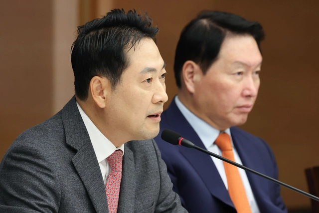 장동혁 국민의힘 당대표가 19일 서울 중구 대한상공회의소에서 열린 ‘국민의힘-대한상공회의소 정책간담회’ 에서 인사말을 하고 있다. 오른쪽은 대한상의 회장을 맡고 있는 최태원 SK그룹 회장.<연합뉴스 사진>