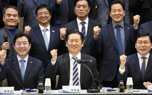 정청래(가운데) 더불어민주당 당대표가 19일 AX(AI 대전환) 허브 조성이 예정된 대구 수성알파시티 내 기업인 스피어AX에서 열린 산업혁신 정책간담회에서 기념 촬영을 하고 있다.<연합뉴스 사진>