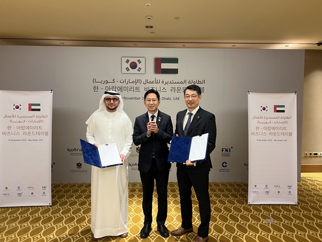 배경훈(가운데) 부총리 겸 과기정통부 장관이 19일 UAE에서 열린 ‘한-UAE 비즈니스 라운드 테이블’ 행사에서 한국 오토노머스A2Z와 UAE 스페이스42 간 MOU 체결을 축하하고 있다. 과기정통부 제공