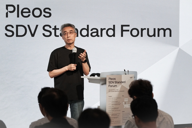 송창현 현대차·기아 AVP본부장(사장)이 지난 8월 20일 경기 판교 소재 소프트웨어드림센터 사옥에서 열린 ‘플레오스 SDV 스탠다드 포럼’에서 발표를 하고 있다. 현대차·기아 제공