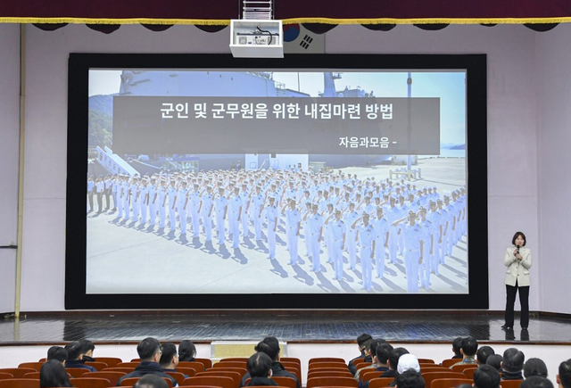 월급쟁이부자들 관계자가 지난 19일 충남 계룡대 해군본부에서 경제교육을 하고 있다. 월급쟁이부자들 제공.
