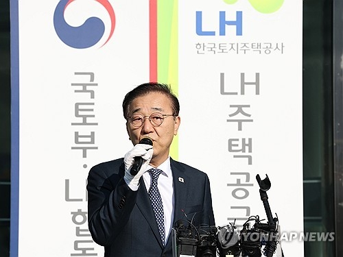 김윤덕 국토교통부 장관이 20일 서울 용산구 갈월동 HJ중공업 건설 부문 본사에서 열린 ‘국토부·LH 합동 주택 공급 TF’ 및 ‘LH 주택공급특별추진본부 현판식’에서 취재진의 질문에 답하고 있다. [연합뉴스]