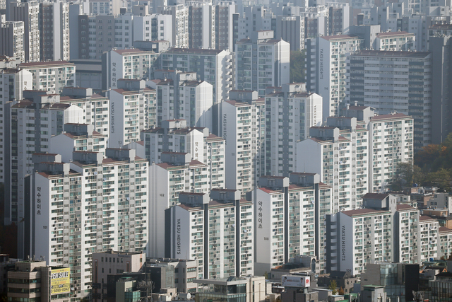 서울 남산에서 바라본 아파트. [연합뉴스 제공]