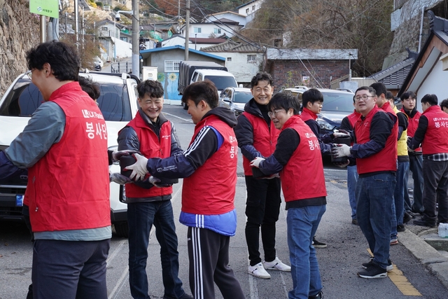 이용호(왼쪽 네번째) LX판토스 대표와 임직원들이 지난 21일 서울 홍제동 개미마을에서 사랑의 연탄 나누기 봉사활동을 진행하고 있다. LX판토스 제공
