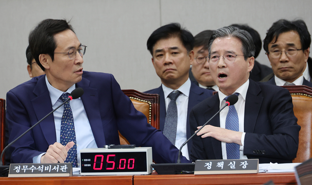 지난 18일 서울 여의도 국회에서 열린 운영위원회 전체회의에서 김용범 대통령실 정책실장이 국민의힘 김은혜 의원의 질의에 답하는 도중 언쟁을 이어가자 우상호 대통령실 정무수석이 이를 제지하고 있다. [연합뉴스]