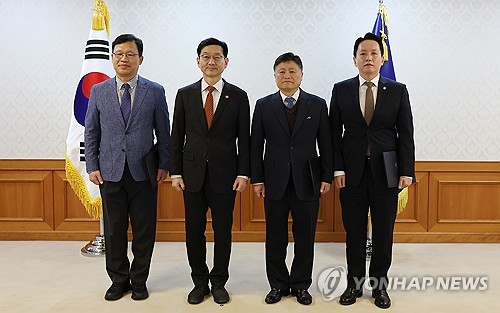 윤창렬 국무조정실장이 지난 21일 정부서울청사에서 열린 ‘헌법존중 정부혁신 TF’ 자문위원 위촉식을 마친 뒤 위원들과 기념 촬영을 하고 있다 왼쪽부터 윤태범 전 방통대 행정학과 교수, 윤창렬 국무조정실장, 김정민 법무법인 열린사람들 대표변호사, 임태훈 군인권센터 소장. [연합뉴스]