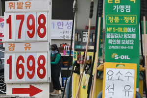 [짚어봅시다] 원화 나홀로 ‘비실비실’… 기름값 등 생활물가 직격타