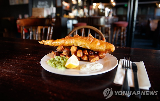 영국 전통음식인 ‘피쉬 앤 칩스’. 연합뉴스