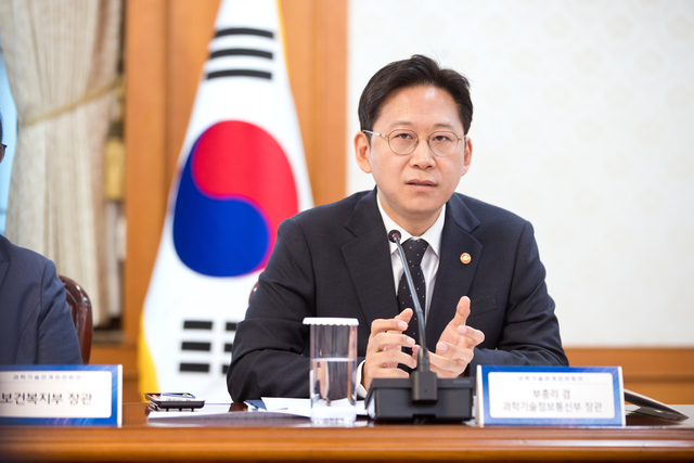 배경훈 과기부총리가 24일 정부서울청사에서 열린 '제1회 과학기술관계장관회의'에서 과학기술×AI 국가전략'에 대해 발표하고 있다. 과기정통부 제공.
