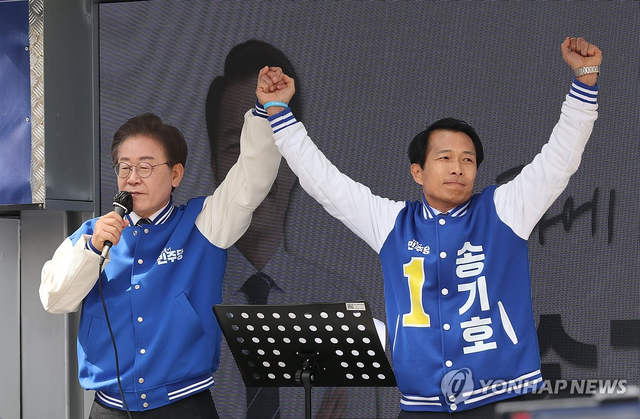 이재명 대통령이 지난 2024년 3월 30일 서울 송파구 석촌호수에서 당시 송파 지역 국회의원 후보였던 송기호 현 대통령실 국가안보실 경제안보비서관과 지원 유세를 하는 모습.<연합뉴스 자료사진>